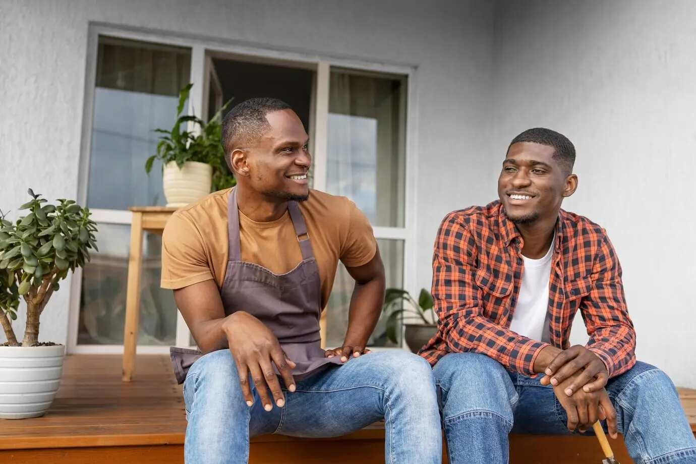 Ein Mann genießt Indoor-Farming.